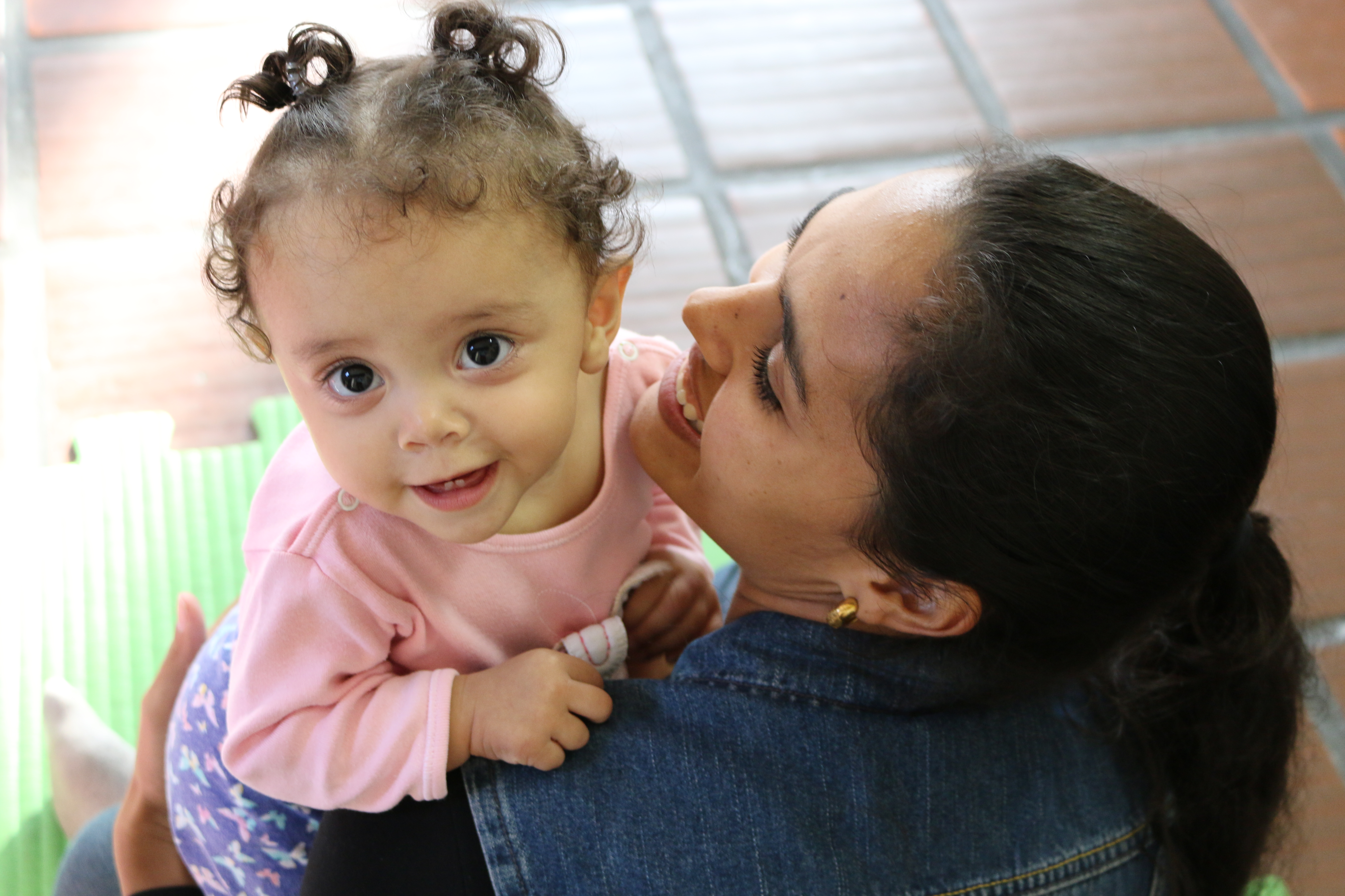 Creches valorizam a participacao dos pais nas brincadeiras da primeirissima infancia