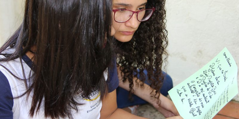 meninas olhando papel
