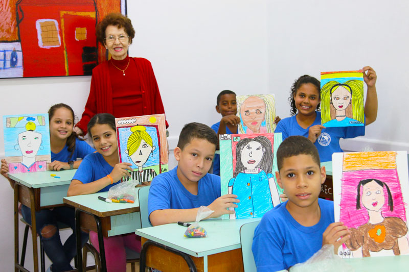crianças posando para foto com professora crianças posando para foto com professora