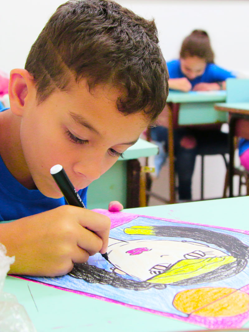 garoto desenhando com lapis garoto desenhando com lapis