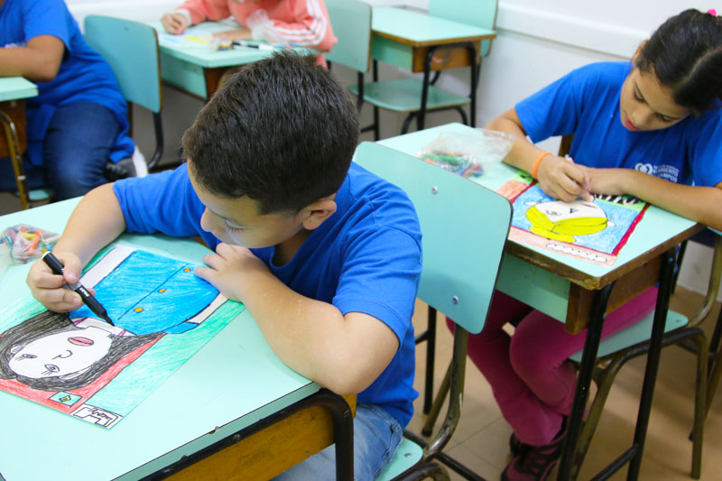 garoto desenhando garoto desenhando