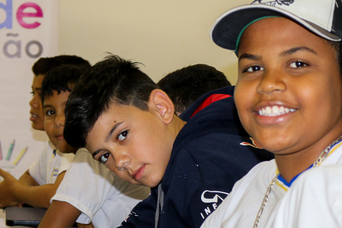 Garotos sorrindo