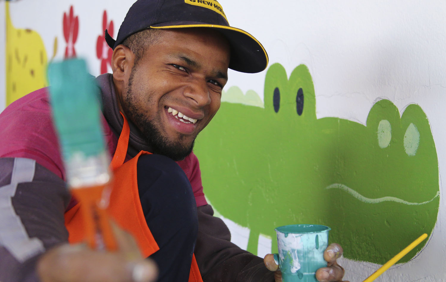 sorrindo jovem pintando