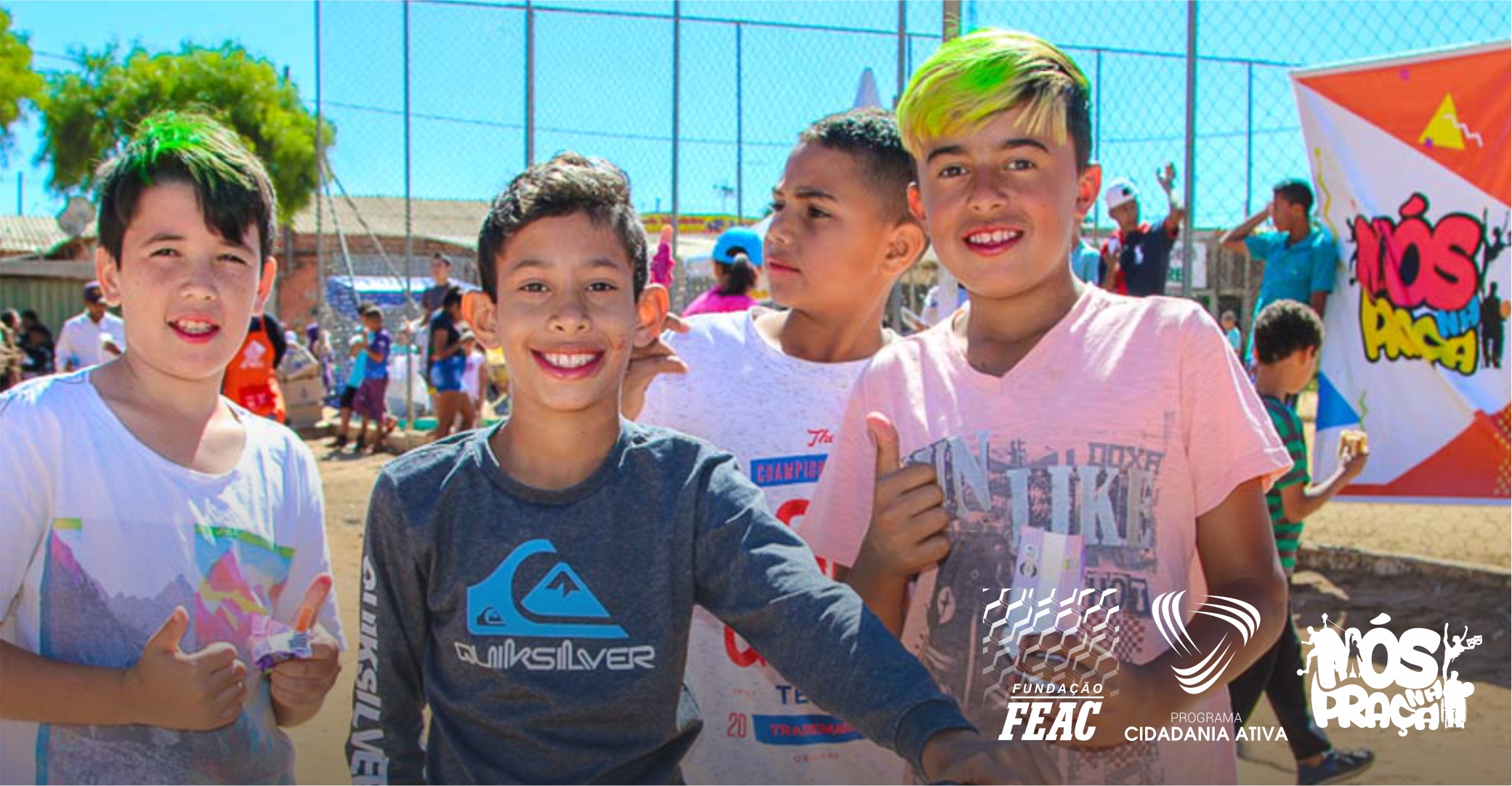 jovens no nos na praça posando para foto