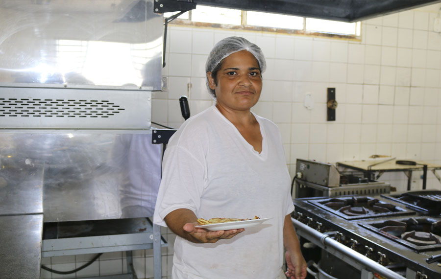 mulher segurando comida mulher segurando comida