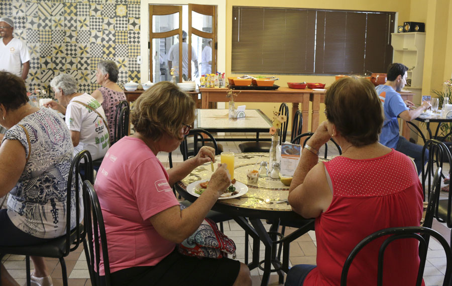 pessoas sentas a mesa almoçando pessoas sentas a mesa almoçando