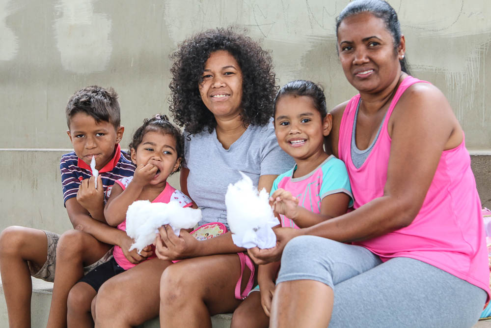 família posando para foto