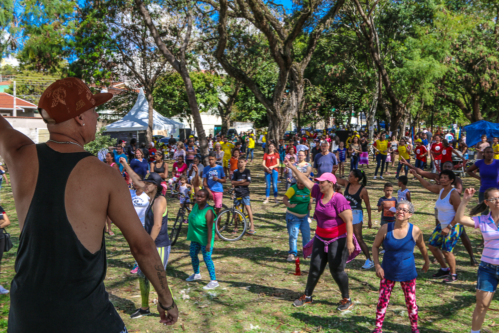 Professor de dança da aula ao ar livre