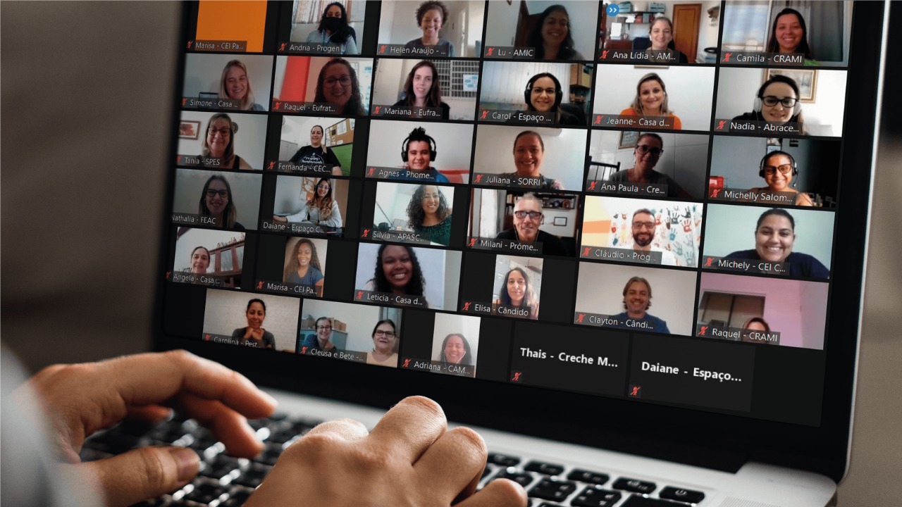 Imagem exibe print de tela de computador durante reunião com vários participantes