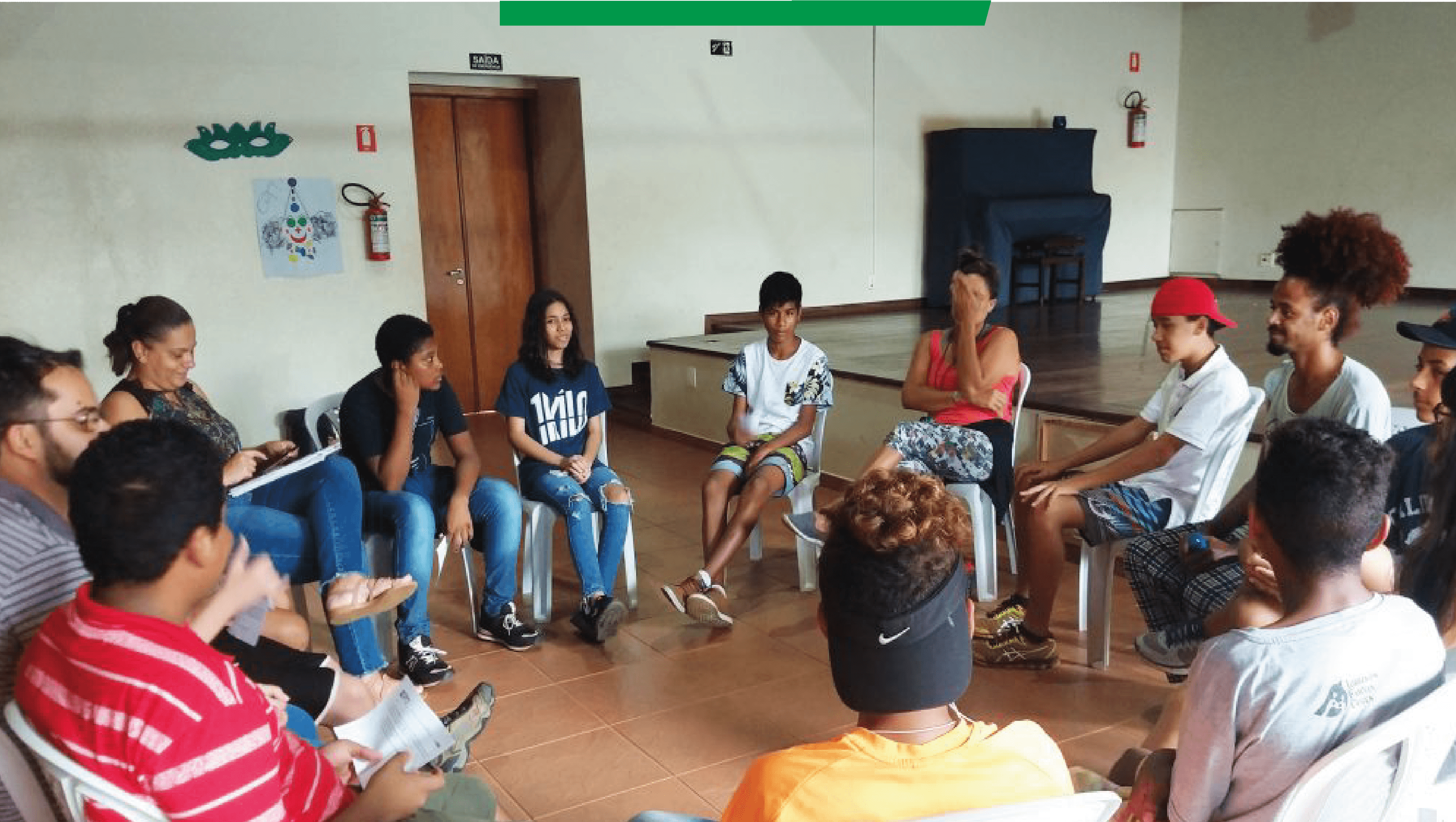 Meninos e meninas sentados em roda durante dinâmica do projeto Novo Amanhecer