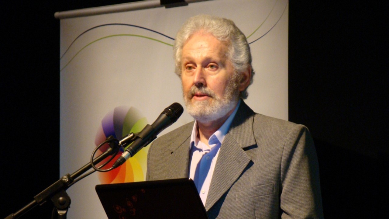 Foto de Oded Grajew falando em um microfone