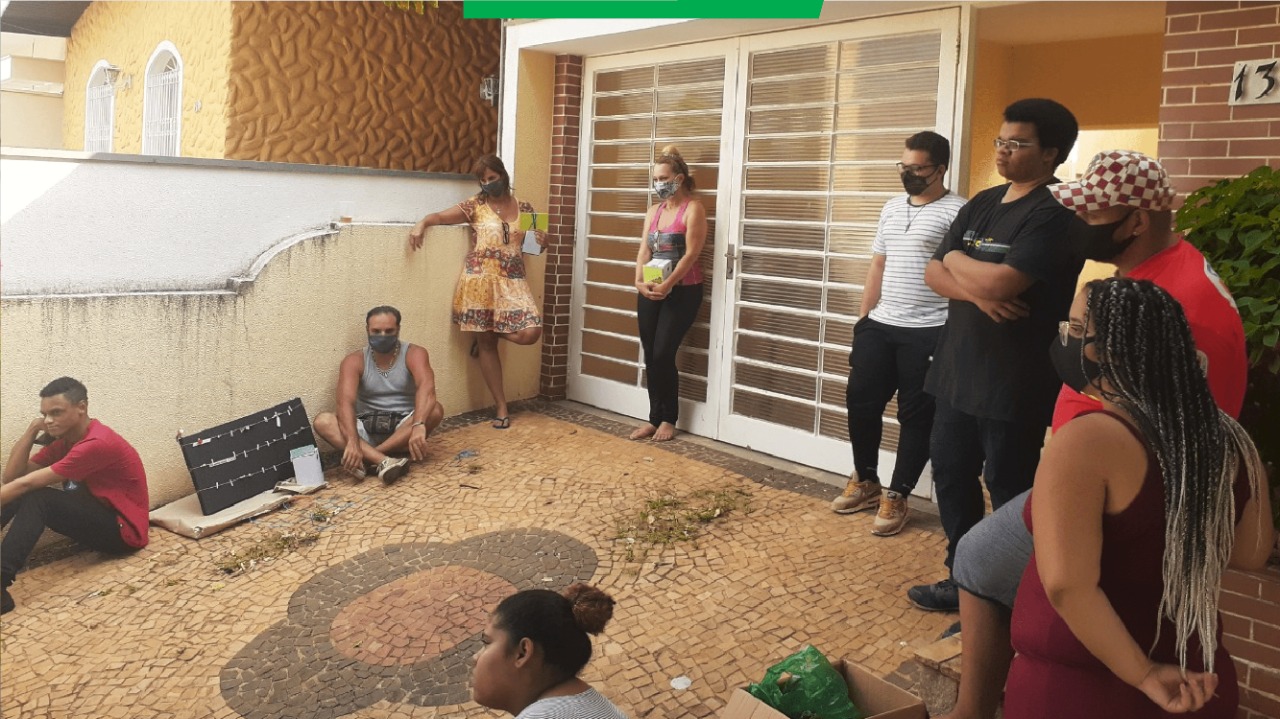 Imagem exibe jovens em frente a uma das repúblicas de Campinas