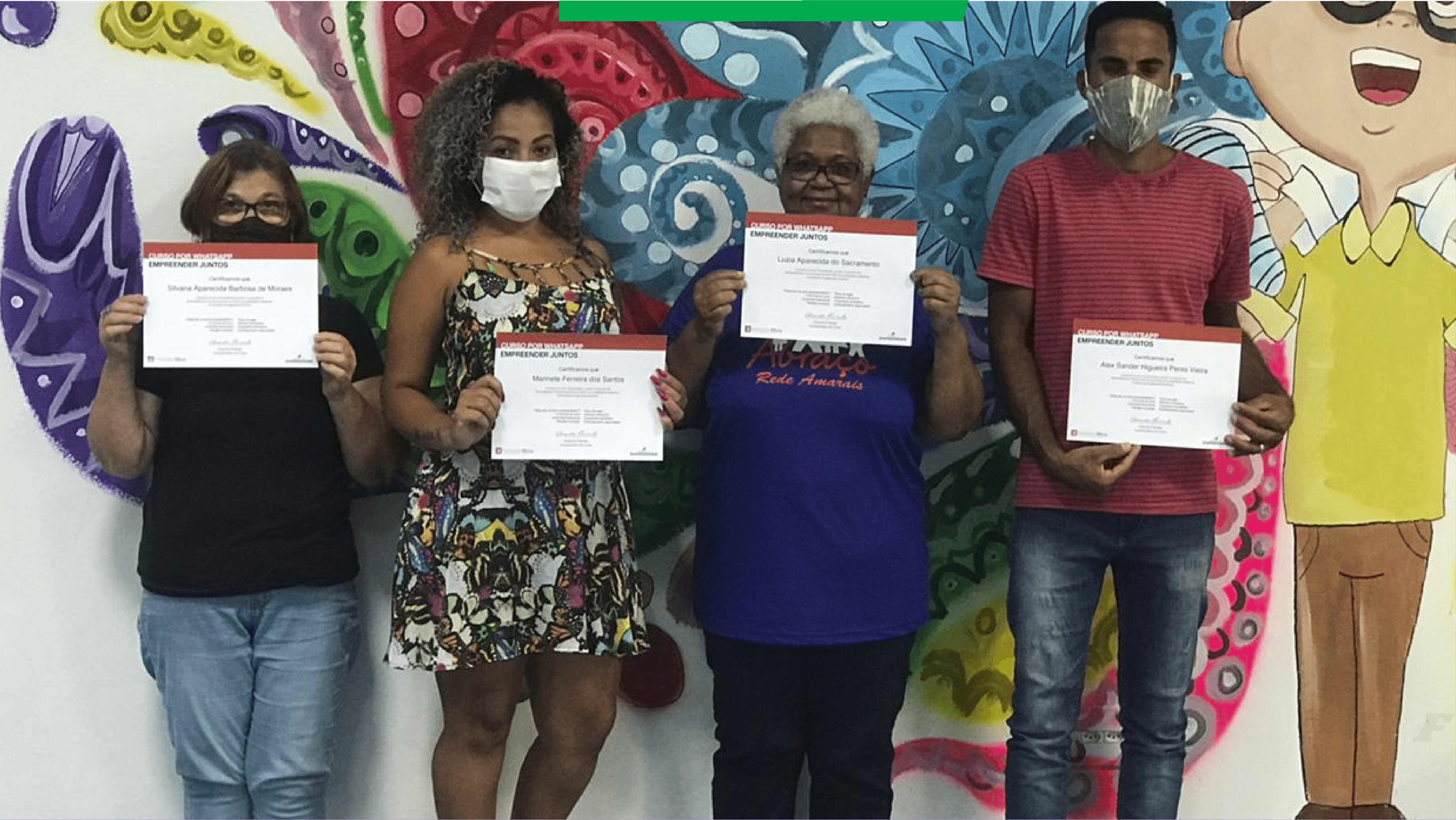 Quatro microempreendores mostram seus diplomas de participação no projeto Tempo de Empreender. São três mulheres e um homem. Apenas uma das mulheres é branca. Uma delas é uma senhora negra de cabelos grisalhos.