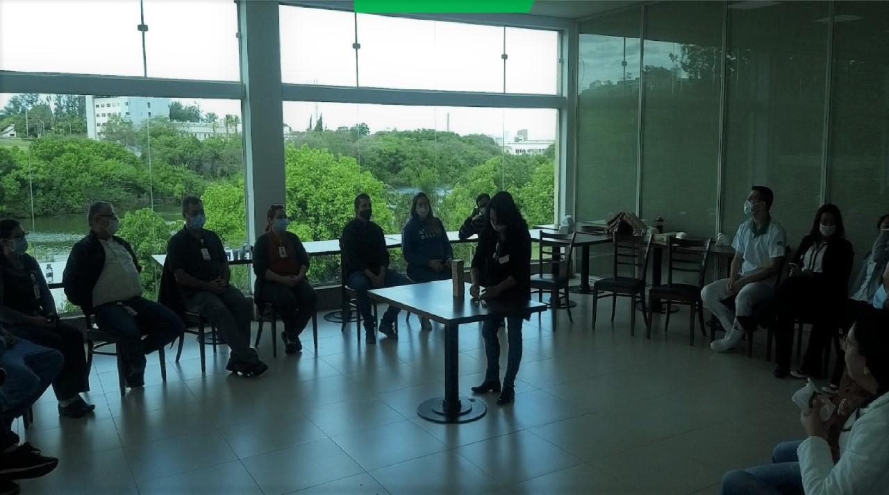 Imagem exibe pessoas sentadas lado a lado, assistindo a uma palestra promovida pela Sorri Campinas para empresas.