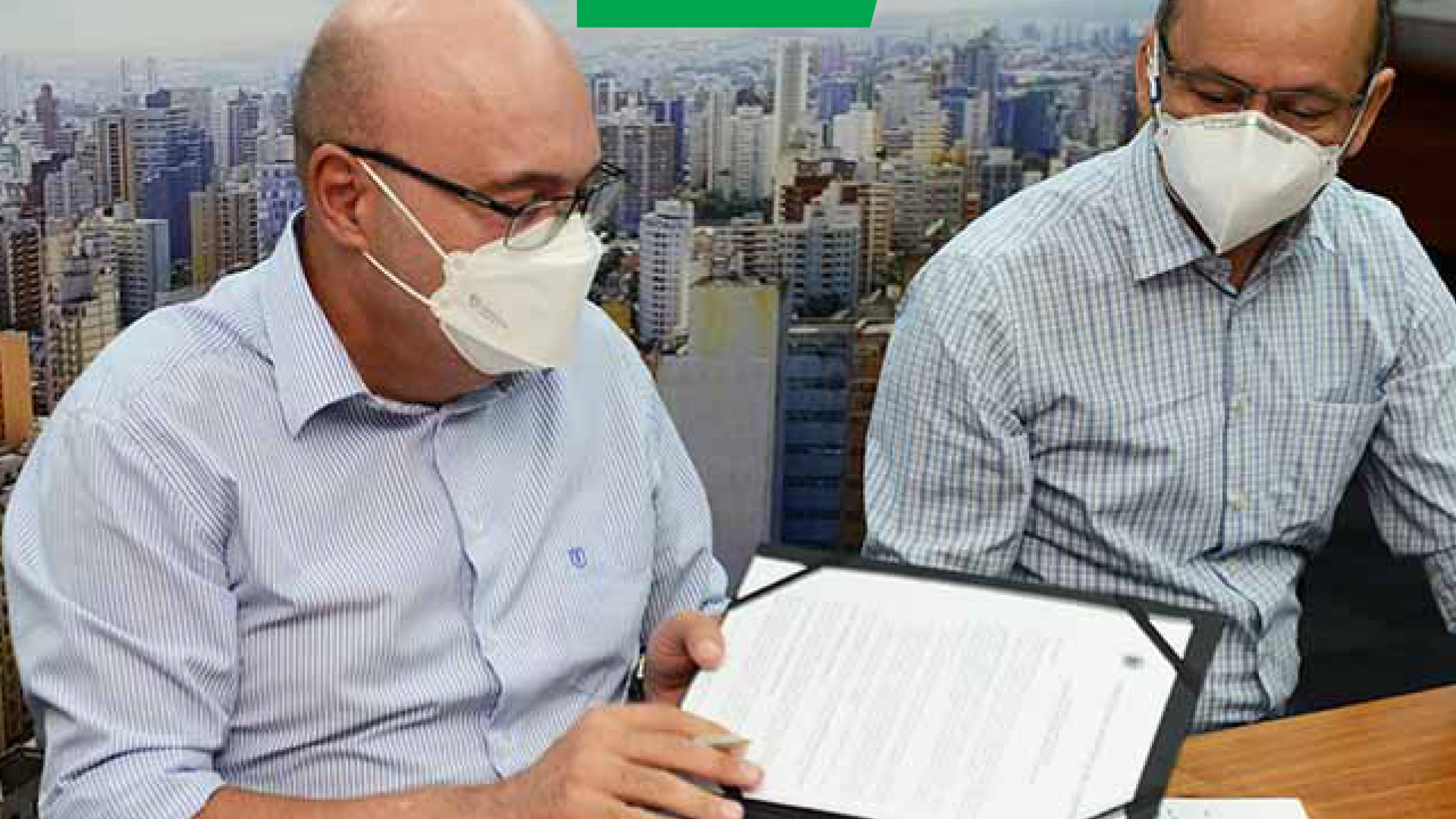 Prefeito de Campinas, Dário Saadi, e Jair Resende, superintendente socioeducativo da Fundação FEAC, assinando termo de cooperação