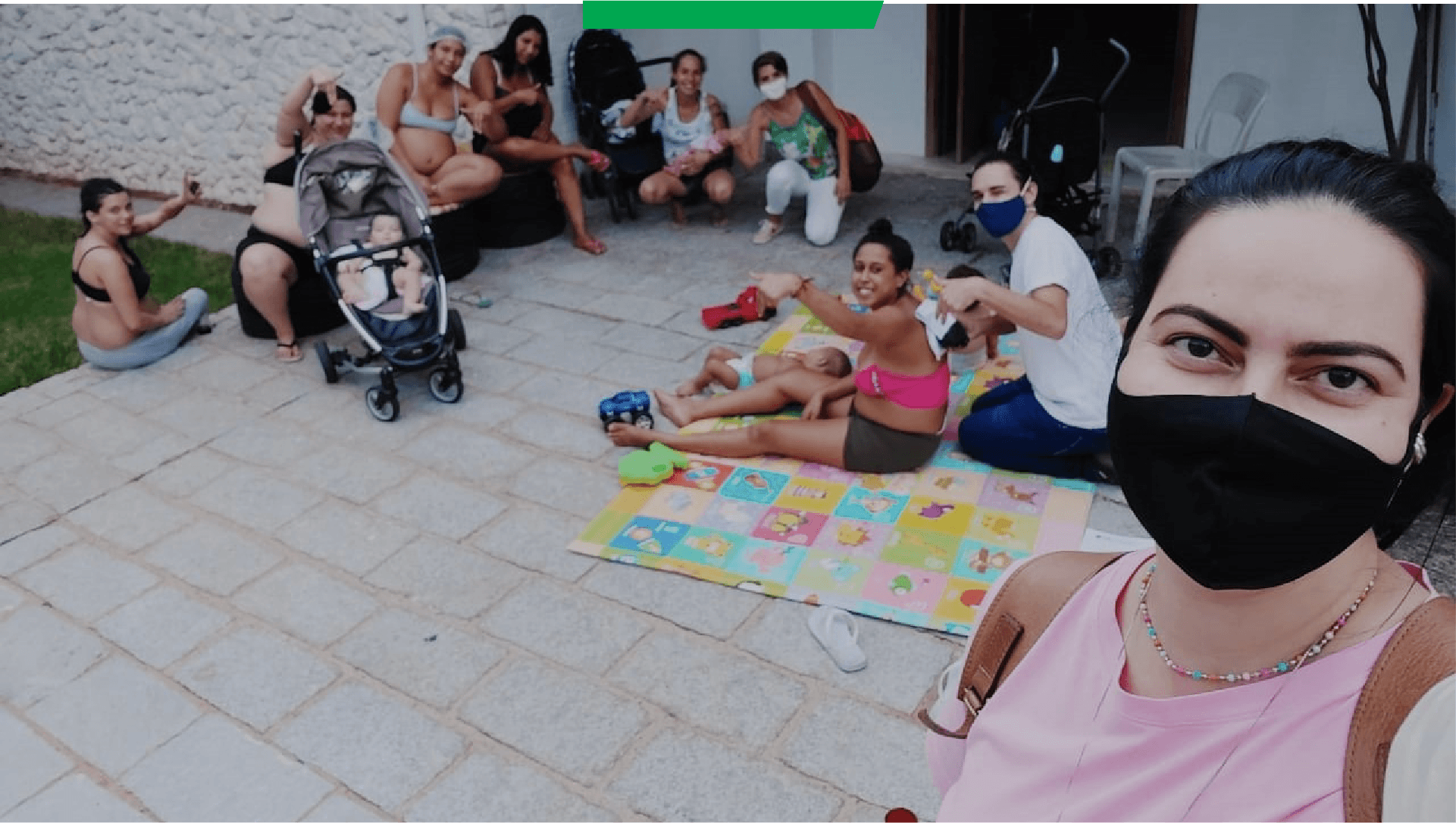Coordenadora da Casa da Gestante, Luciana Callamari, posa para foto com mulheres e bebês acolhidos.