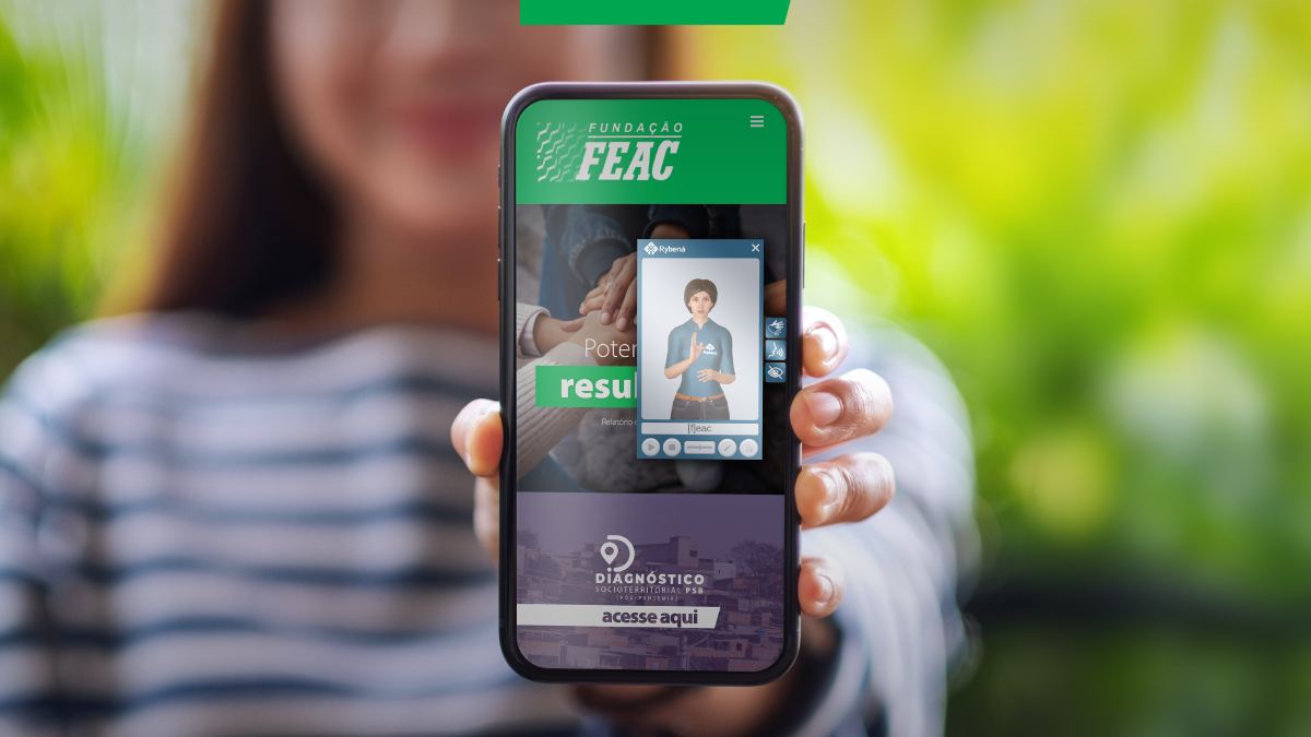 Mulher segura celular com tela do site da Fundação FEAC