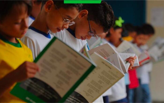 Crianças lêem em conjunto