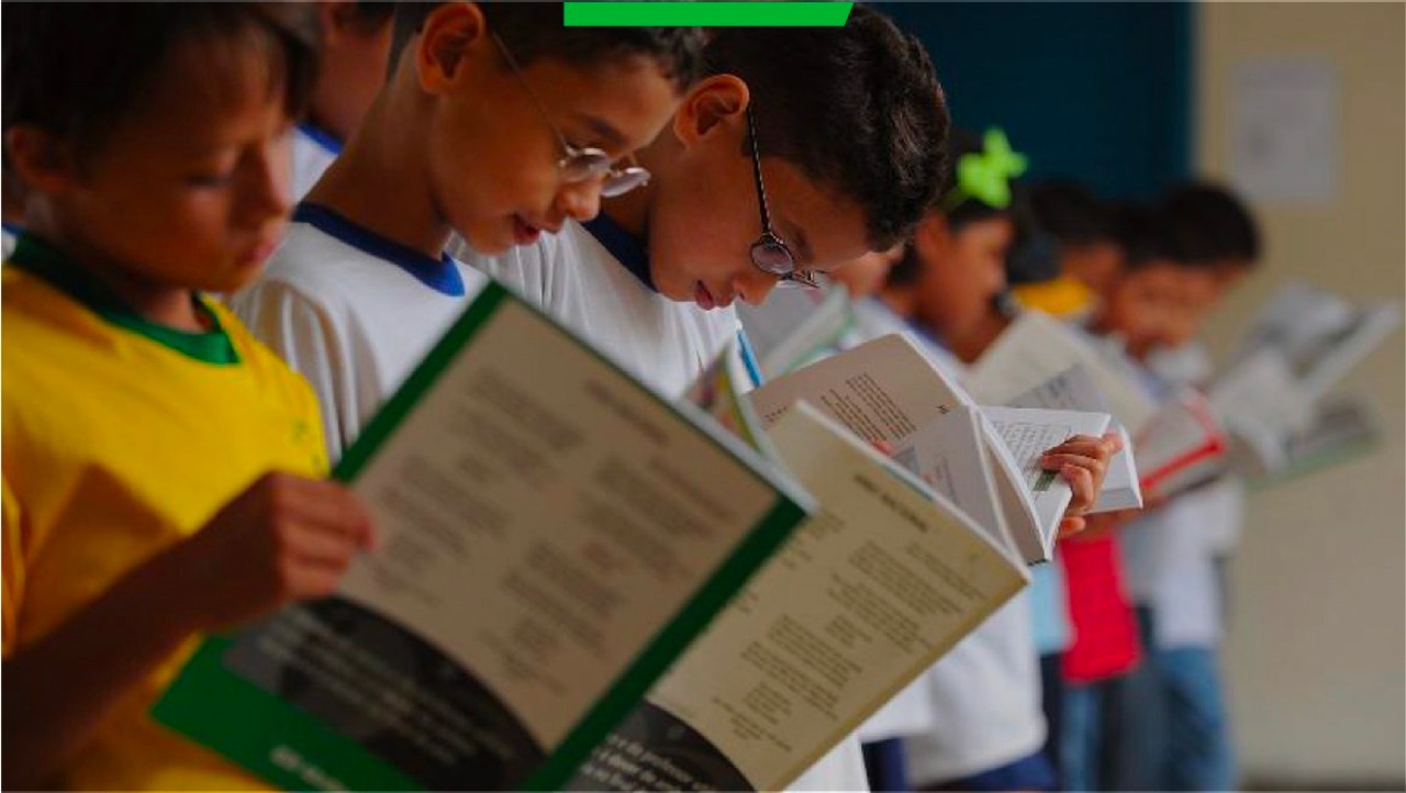 Crianças lêem em conjunto