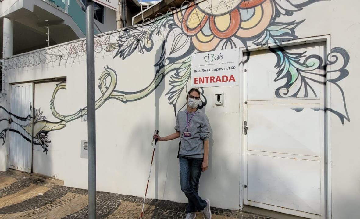 Andrezza Pitelli da Fonseca em frente do Centro de Apoio e Integração do Surdocego e Múltiplo Deficiente (CAIS) em Campinas