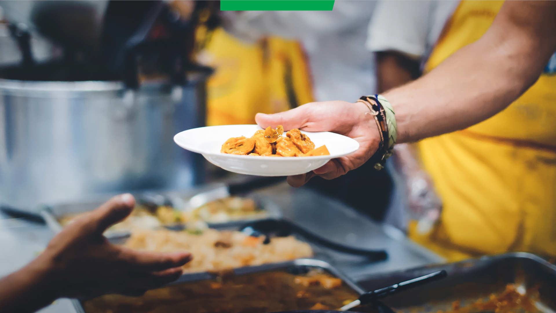 Voluntário entrega prato de comida
