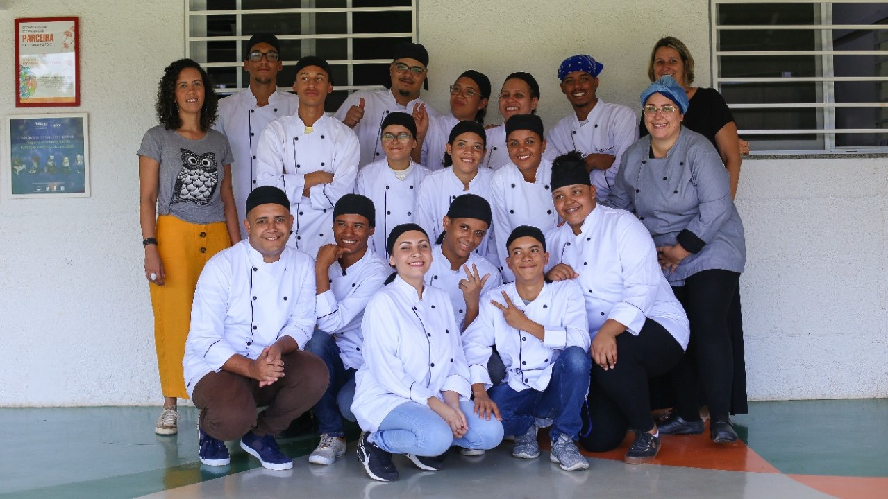 Antiga turma do projeto Jovem Chef reunidos