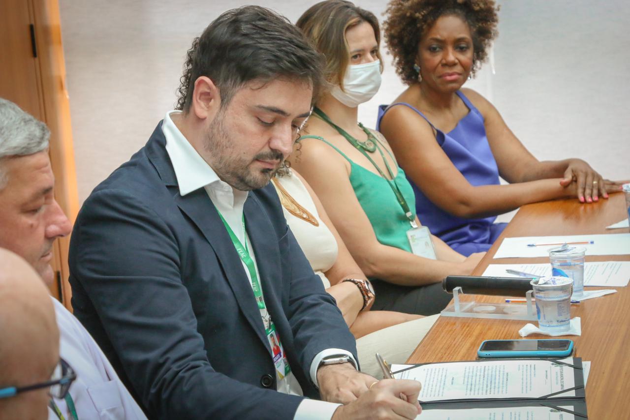 Renato Franklin, coordenador Executivo de&nbsp;Especialidades da Fundação FEAC, assinando o acordo com a Prefeitura de Campinas