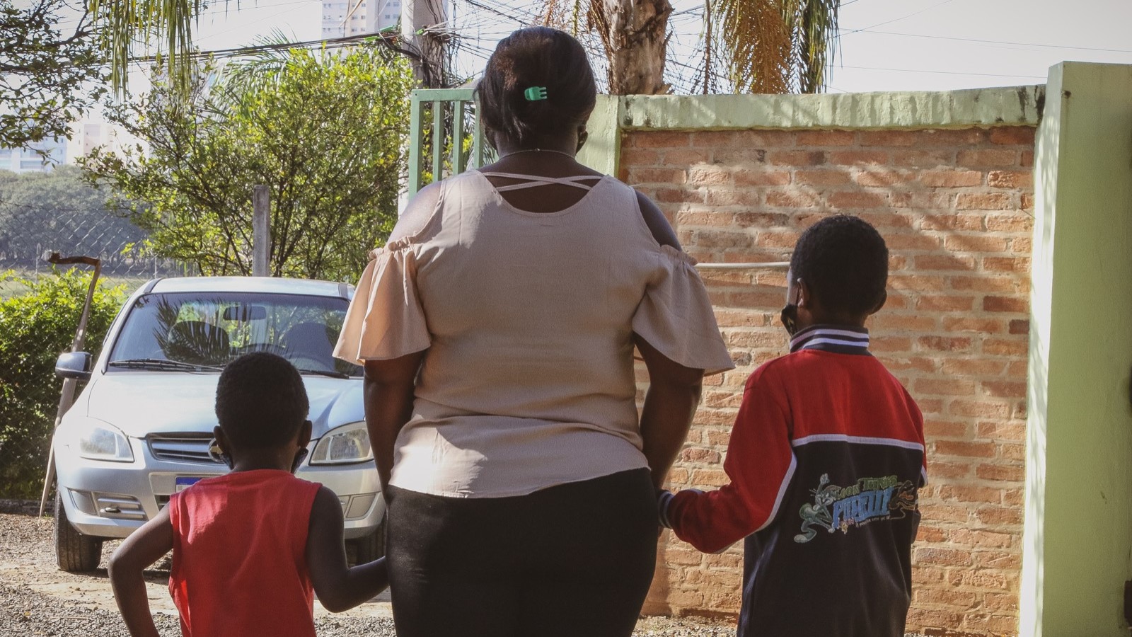 Mãe e filhos de mãos dadas