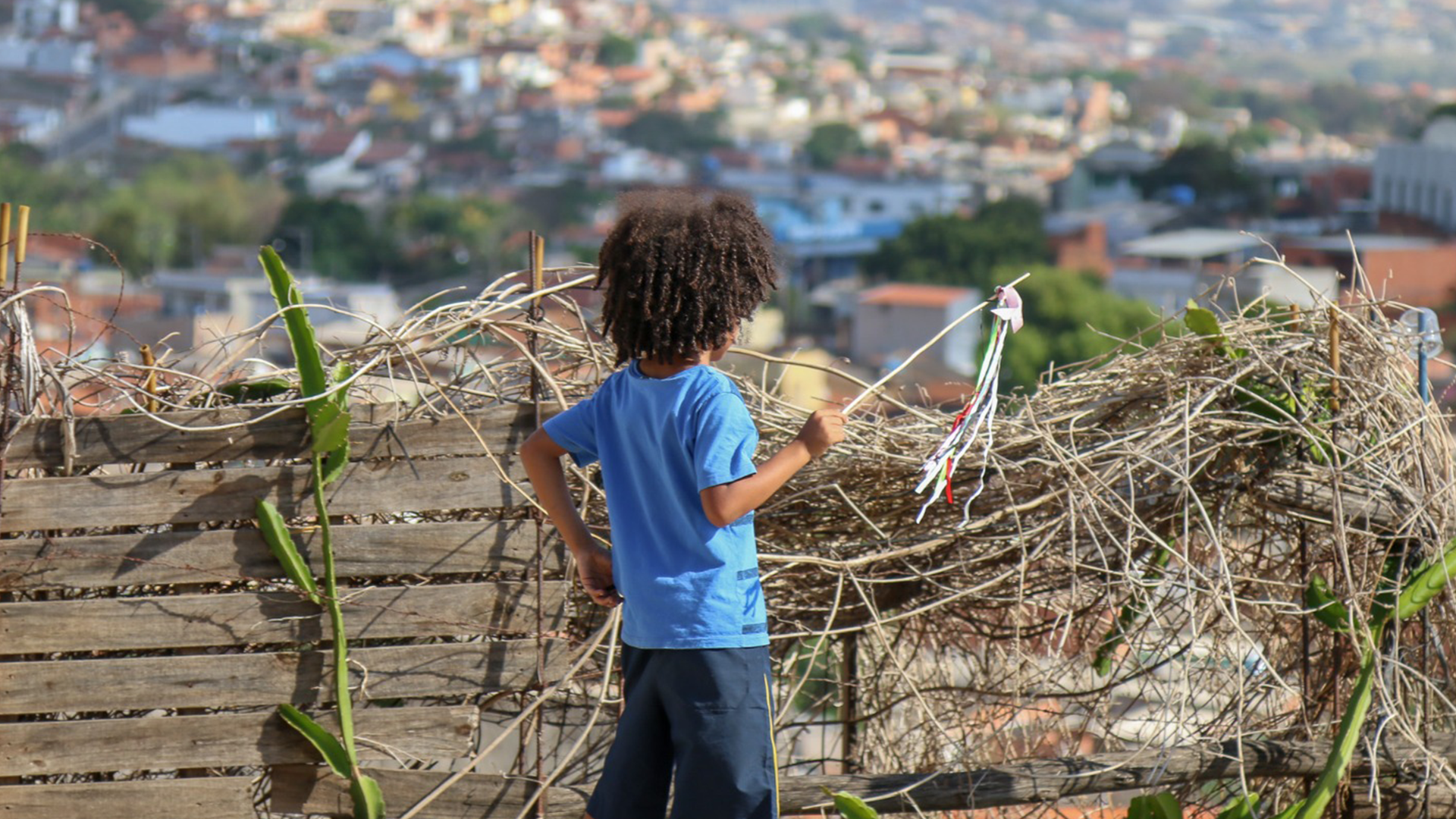 Foto de crianca a beira da comunidade