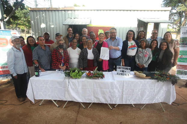 Representantes da Fundação FEAC, prefeitura de Campinas e do Pé de Feijão com os agricultores voluntários do Jardim Florence Crédito: Ricardo Lima