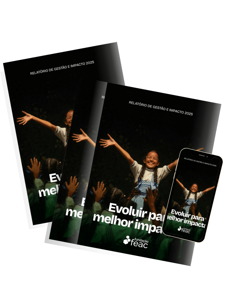 Mockup digital do Relatório de Gestão e Impacto 2025 da Fundação FEAC, exibido em formato de revista e na tela de um celular. A capa mostra uma menina sorridente com os braços erguidos, acompanhada do título "Evoluir para melhor impactar".